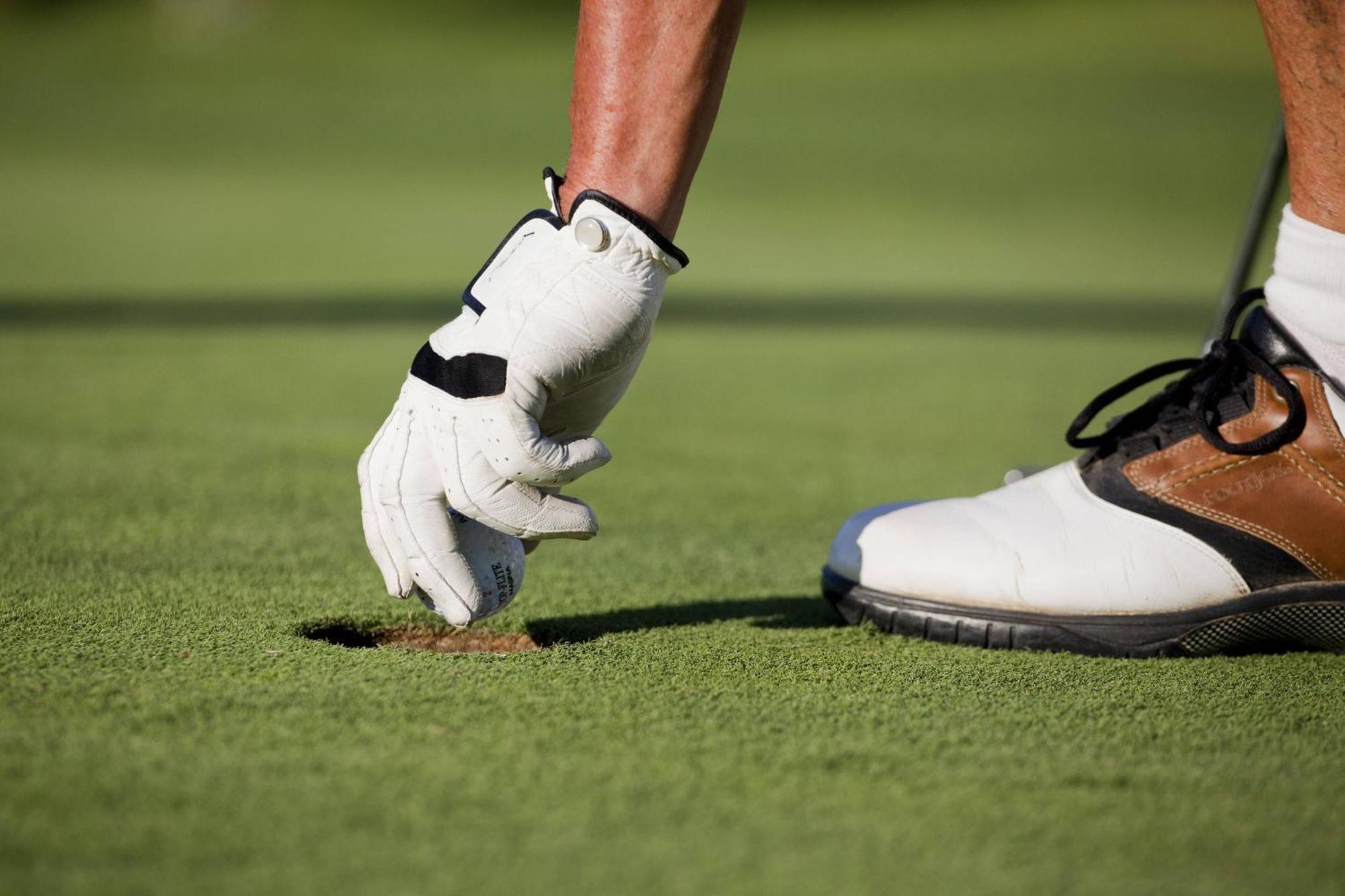 Denia Marriott La Sella Golf Resort & Spa Exterior foto A player marks his ball